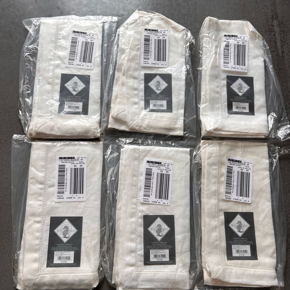 NWT Waterford “Addison” 100% linen table cloth 70”x104” and 6 napkins 21”x21” - Picture 7 of 7